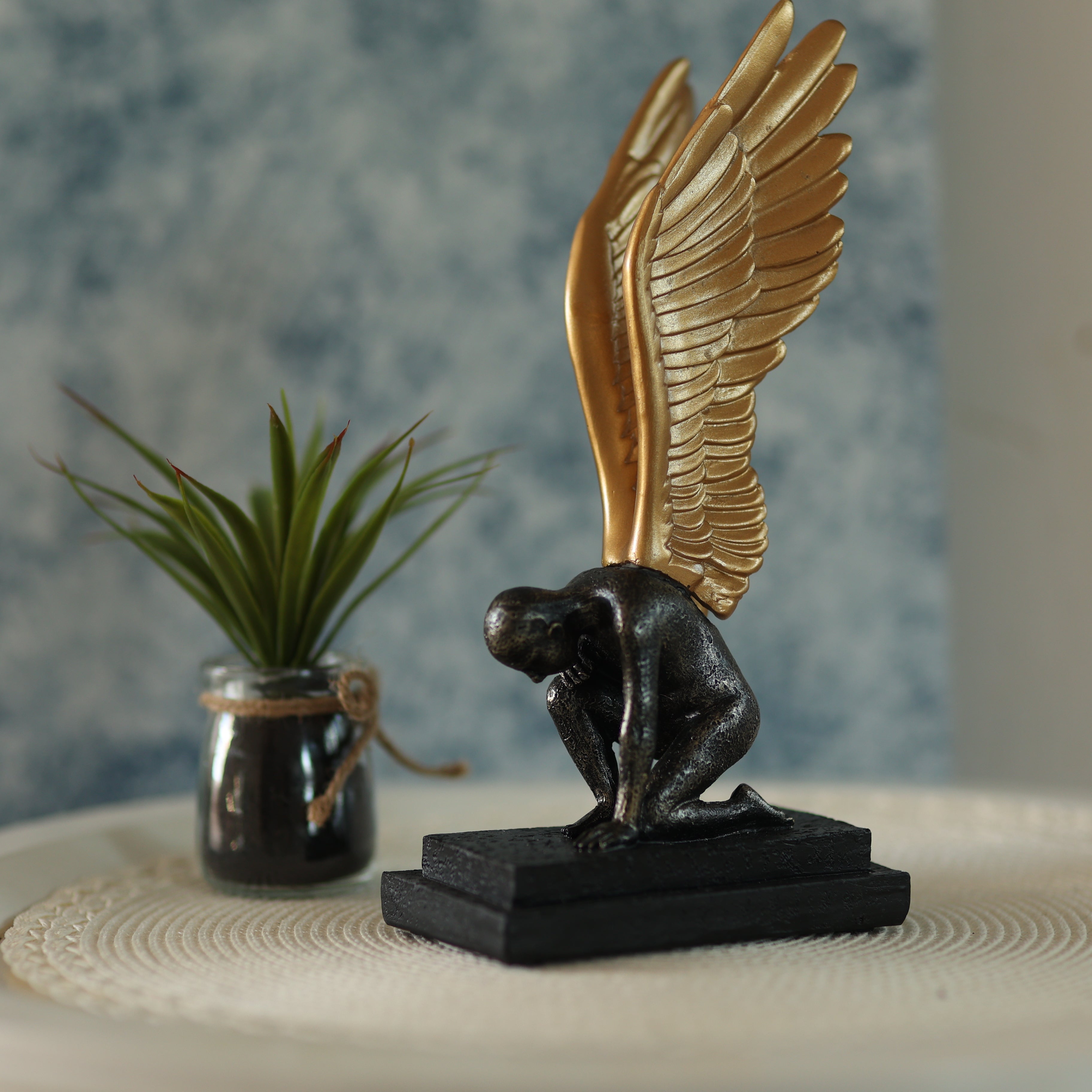 Entdecken Sie die himmlische Schönheit unserer Engelsstatue aus Harz. Diese exquisite Skulptur verkörpert Anmut, Schutz und Spiritualität und passt perfekt zu verschiedenen Einrichtungsstilen. Egal, ob Sie sie auf Ihrem Kaminsims oder in einer gemütlichen Ecke platzieren, diese Statue füllt Ihren Raum mit göttlicher Gelassenheit. Schenken Sie sie einem geliebten Menschen, um Ihre Wünsche nach Liebe und Frieden auszudrücken. Erleben Sie die Verzauberung dieser Engelsstatue und erhellen Sie Ihren Wohnraum.