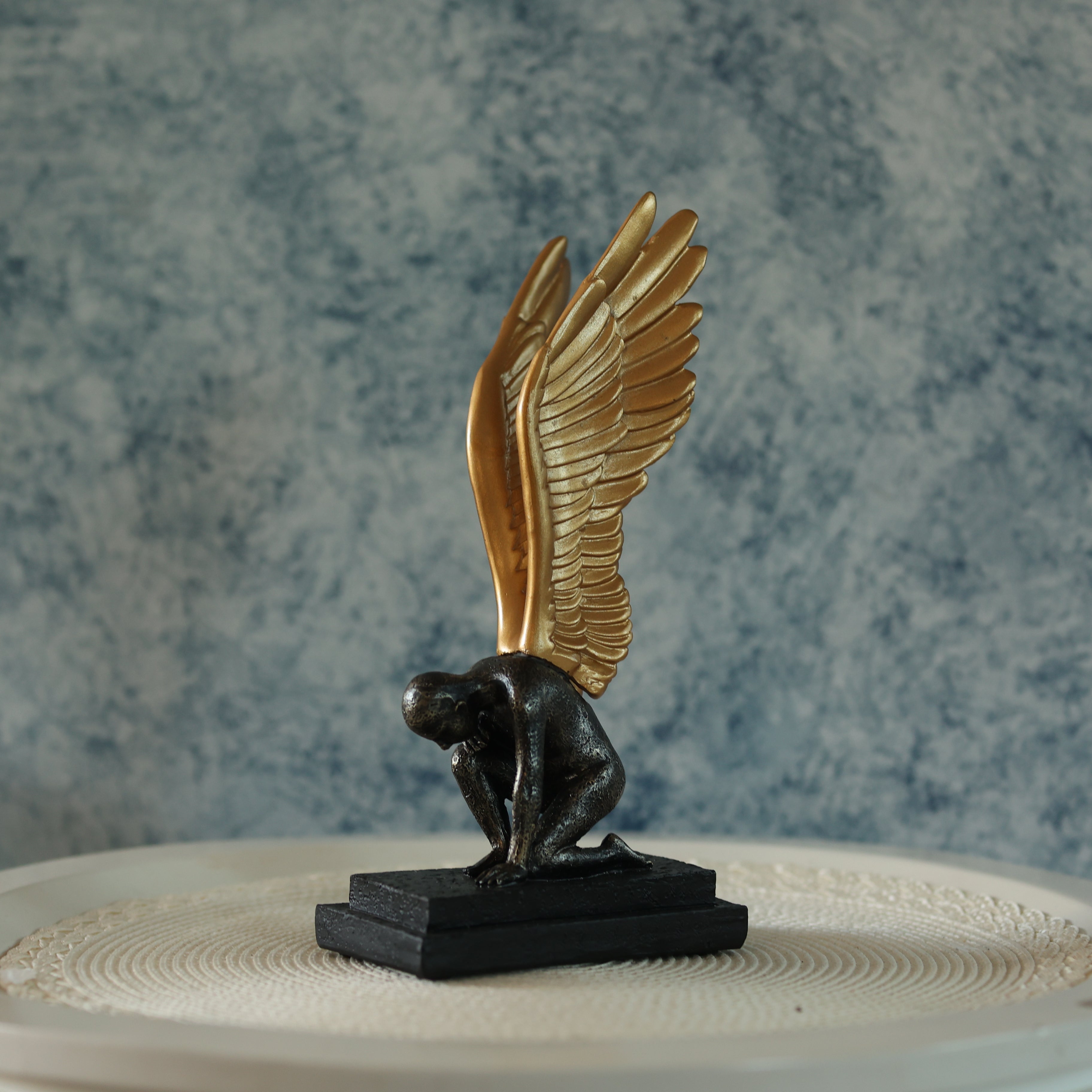 Entdecken Sie die himmlische Schönheit unserer Engelsstatue aus Harz. Diese exquisite Skulptur verkörpert Anmut, Schutz und Spiritualität und passt perfekt zu verschiedenen Einrichtungsstilen. Egal, ob Sie sie auf Ihrem Kaminsims oder in einer gemütlichen Ecke platzieren, diese Statue füllt Ihren Raum mit göttlicher Gelassenheit. Schenken Sie sie einem geliebten Menschen, um Ihre Wünsche nach Liebe und Frieden auszudrücken. Erleben Sie die Verzauberung dieser Engelsstatue und erhellen Sie Ihren Wohnraum.