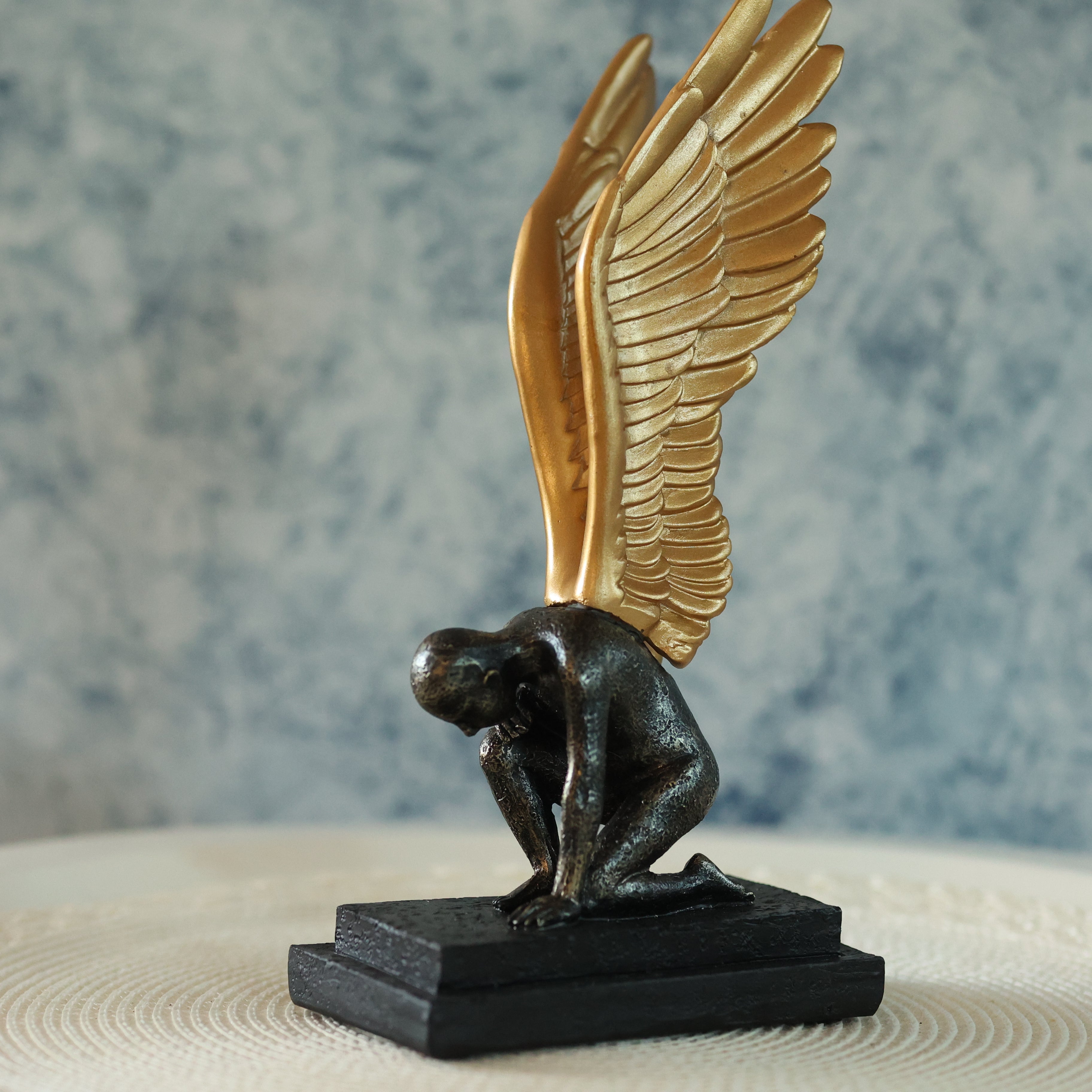 Entdecken Sie die himmlische Schönheit unserer Engelsstatue aus Harz. Diese exquisite Skulptur verkörpert Anmut, Schutz und Spiritualität und passt perfekt zu verschiedenen Einrichtungsstilen. Egal, ob Sie sie auf Ihrem Kaminsims oder in einer gemütlichen Ecke platzieren, diese Statue füllt Ihren Raum mit göttlicher Gelassenheit. Schenken Sie sie einem geliebten Menschen, um Ihre Wünsche nach Liebe und Frieden auszudrücken. Erleben Sie die Verzauberung dieser Engelsstatue und erhellen Sie Ihren Wohnraum.