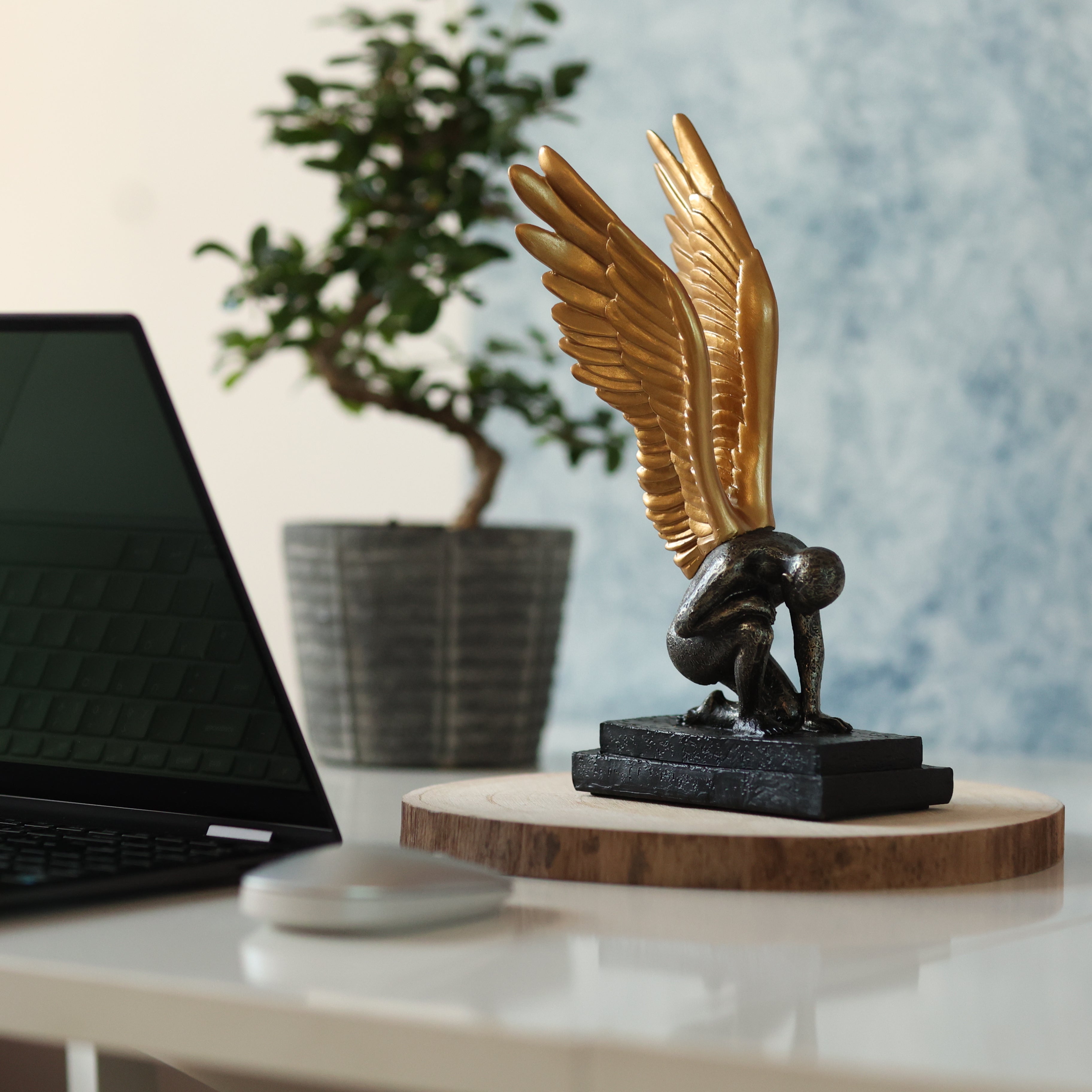 Entdecken Sie die himmlische Schönheit unserer Engelsstatue aus Harz. Diese exquisite Skulptur verkörpert Anmut, Schutz und Spiritualität und passt perfekt zu verschiedenen Einrichtungsstilen. Egal, ob Sie sie auf Ihrem Kaminsims oder in einer gemütlichen Ecke platzieren, diese Statue füllt Ihren Raum mit göttlicher Gelassenheit. Schenken Sie sie einem geliebten Menschen, um Ihre Wünsche nach Liebe und Frieden auszudrücken. Erleben Sie die Verzauberung dieser Engelsstatue und erhellen Sie Ihren Wohnraum.