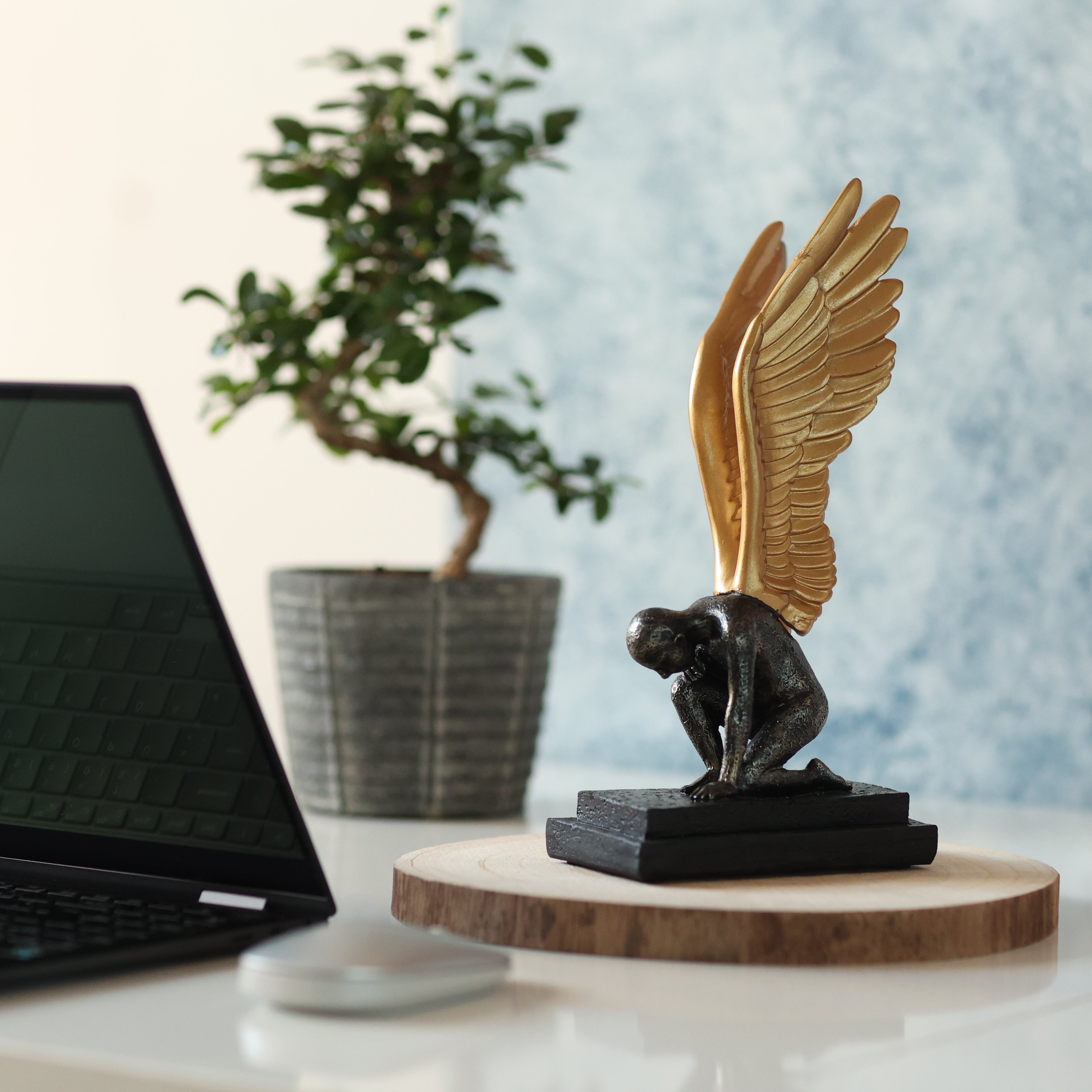 Entdecken Sie die himmlische Schönheit unserer Engelsstatue aus Harz. Diese exquisite Skulptur verkörpert Anmut, Schutz und Spiritualität und passt perfekt zu verschiedenen Einrichtungsstilen. Egal, ob Sie sie auf Ihrem Kaminsims oder in einer gemütlichen Ecke platzieren, diese Statue füllt Ihren Raum mit göttlicher Gelassenheit. Schenken Sie sie einem geliebten Menschen, um Ihre Wünsche nach Liebe und Frieden auszudrücken. Erleben Sie die Verzauberung dieser Engelsstatue und erhellen Sie Ihren Wohnraum.