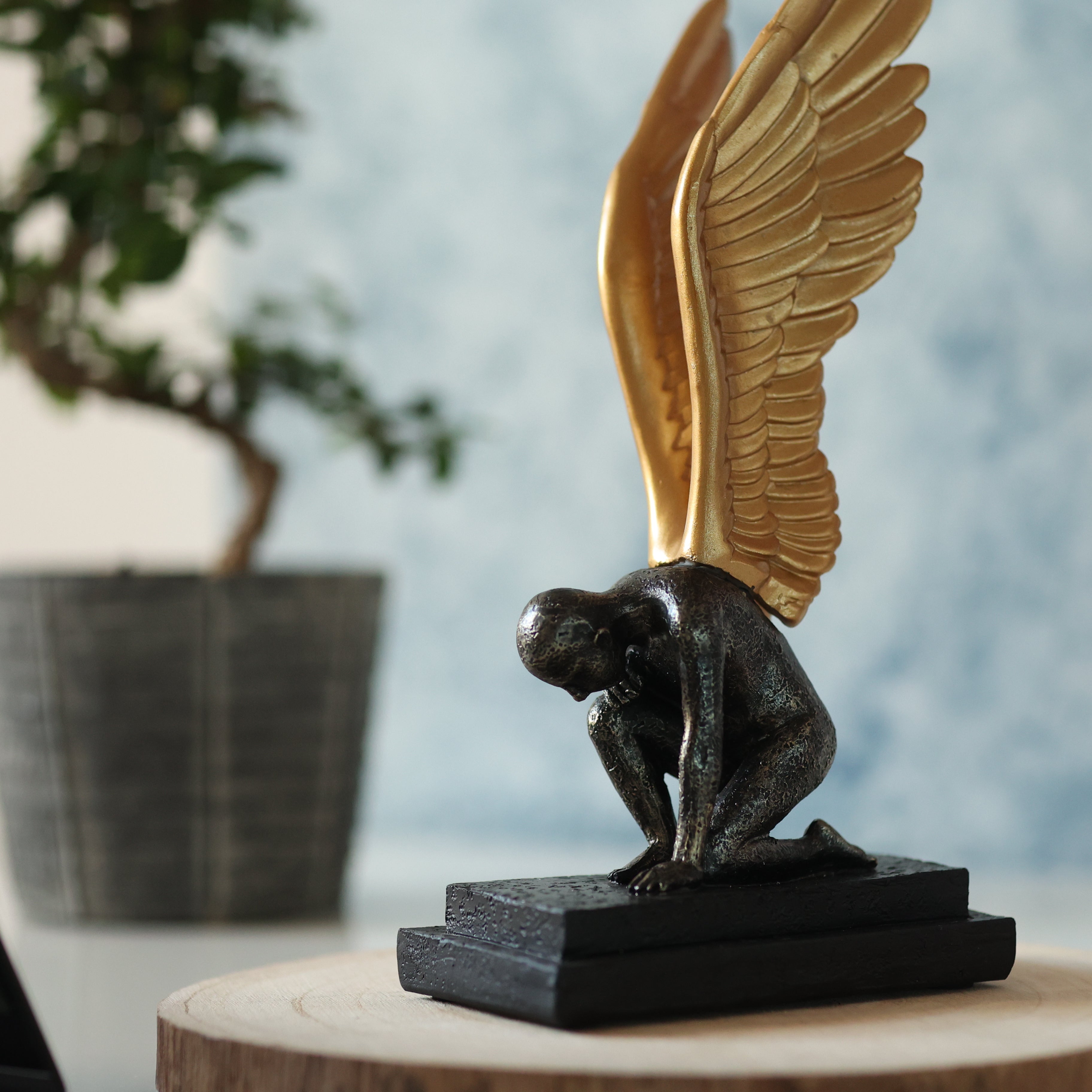 Entdecken Sie die himmlische Schönheit unserer Engelsstatue aus Harz. Diese exquisite Skulptur verkörpert Anmut, Schutz und Spiritualität und passt perfekt zu verschiedenen Einrichtungsstilen. Egal, ob Sie sie auf Ihrem Kaminsims oder in einer gemütlichen Ecke platzieren, diese Statue füllt Ihren Raum mit göttlicher Gelassenheit. Schenken Sie sie einem geliebten Menschen, um Ihre Wünsche nach Liebe und Frieden auszudrücken. Erleben Sie die Verzauberung dieser Engelsstatue und erhellen Sie Ihren Wohnraum.