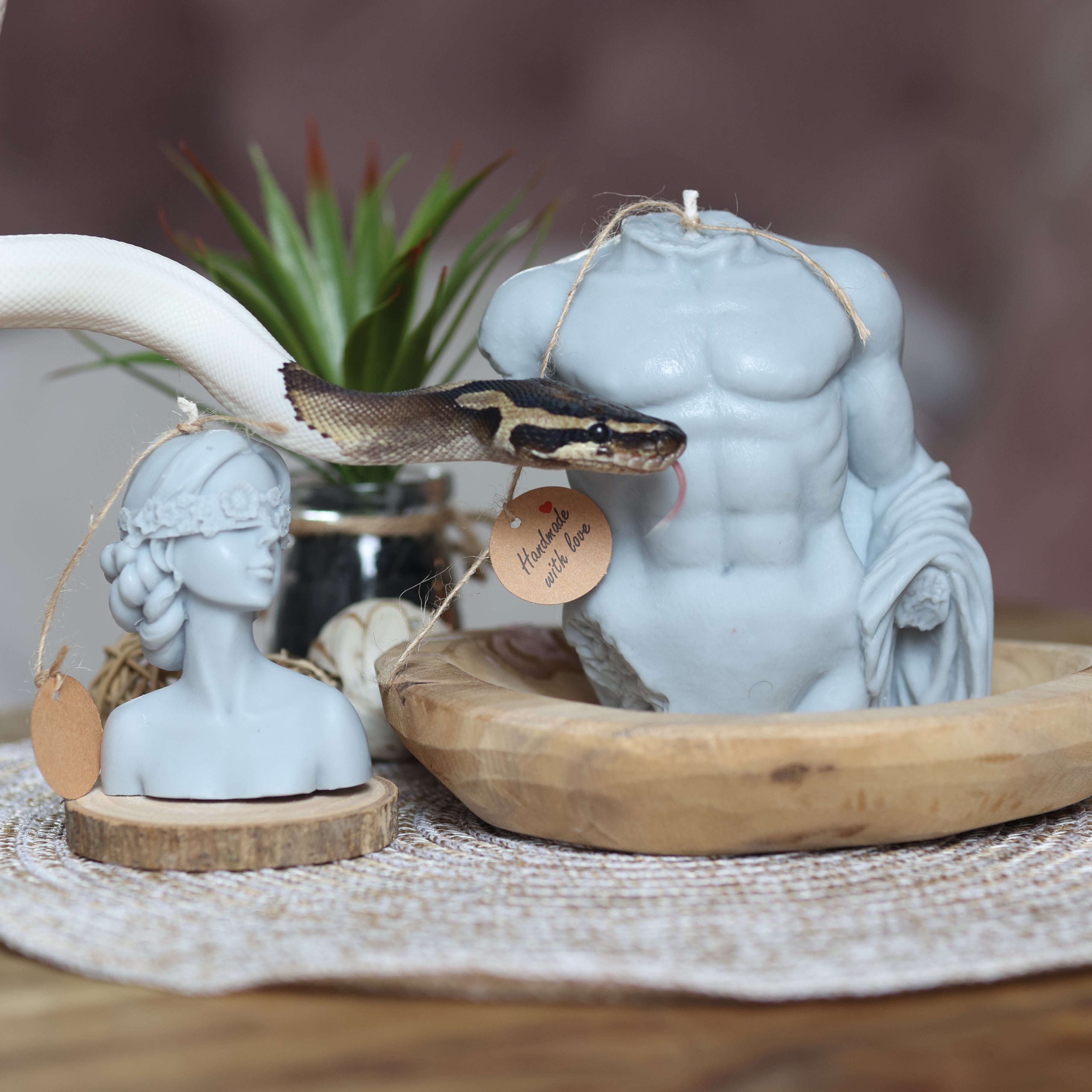 HERAKLES + ROSENFRAU Kerze Handgefertigt 100% natürliches Sojawachs Umweltfreundlich Bio-Baumwoll Docht Sauberes Brennerlebnis Natürliche Reinheit Wohnkultur Betörender Duft Warmes Licht Exquisite Kreation Handwerkliche Kunstfertigkeit