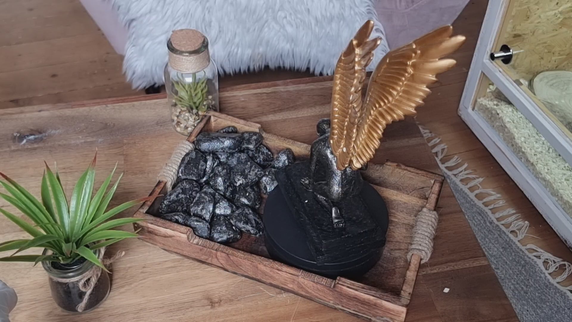 Entdecken Sie die himmlische Schönheit unserer Engelsstatue aus Harz. Diese exquisite Skulptur verkörpert Anmut, Schutz und Spiritualität und passt perfekt zu verschiedenen Einrichtungsstilen. Egal, ob Sie sie auf Ihrem Kaminsims oder in einer gemütlichen Ecke platzieren, diese Statue füllt Ihren Raum mit göttlicher Gelassenheit. Schenken Sie sie einem geliebten Menschen, um Ihre Wünsche nach Liebe und Frieden auszudrücken. Erleben Sie die Verzauberung dieser Engelsstatue und erhellen Sie Ihren Wohnraum.
